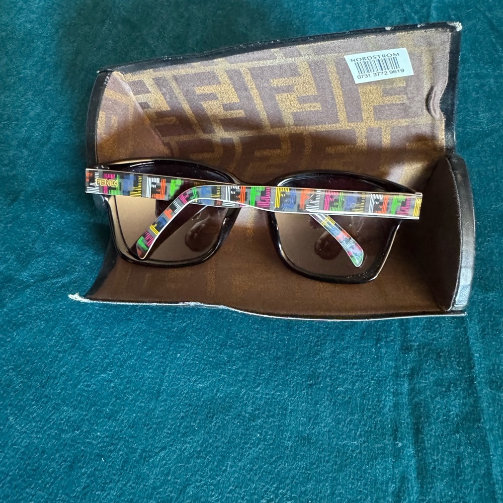 FENDI - Picture 3 of 6